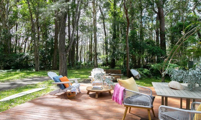 Macmasters Beach House | Cozy lakeside retreat just a short walk to beach