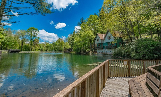 Blowing Rock Apartment | Cozy Lakeside Cabin #14 - Sleeps 6 - Full kitchen + fireplace - between Boone & Blowing Rock NC