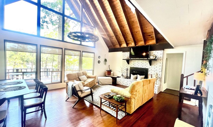 South Toledo Bend Cabin | Cozy Lakeside Cabin-South Toledo Bend -Skiers Cove- 3 bedrooms-Sleeps 8