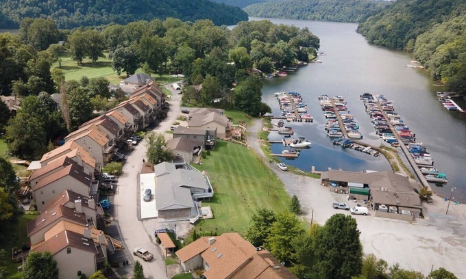 Cheat Lake House | Cozy Lakeside Townhouse