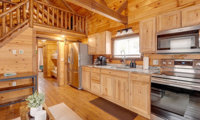 Ashtabula Apartment | Cozy Lakeview Cabin, Pet Friendly, Near Wineries and Geneva-on-the-Lake