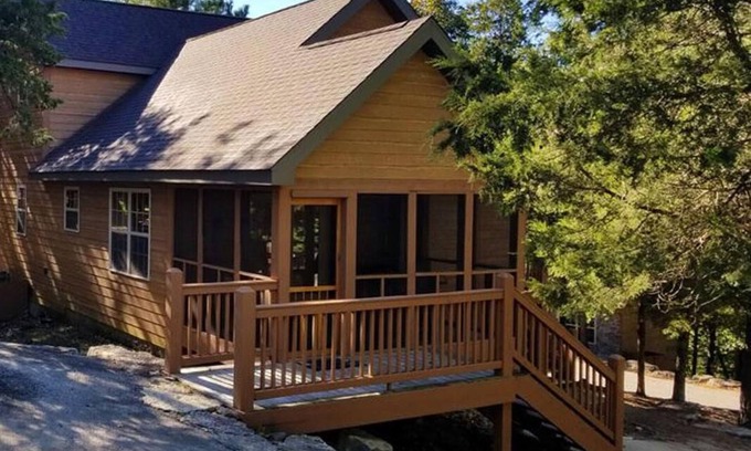 Branson West Cabin | Cozy Lodge with private hot tub in gated golf resort near Silver Dollar City