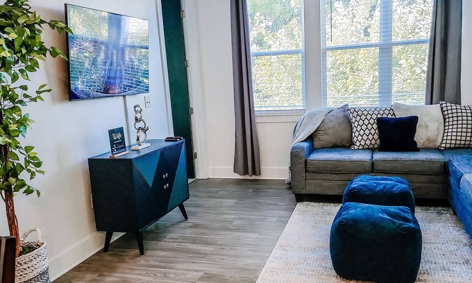 Lindridge-Martin Manor Apartment | Cozy Loft in Buckhead: Seconds off I-85