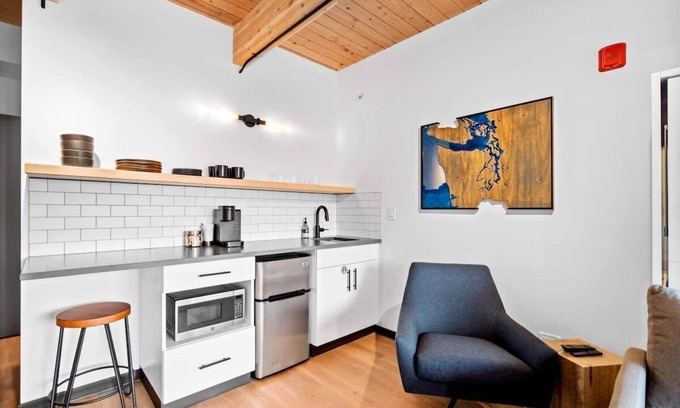 West Central Apartment | Cozy loft in Kendall Yards Suite-4