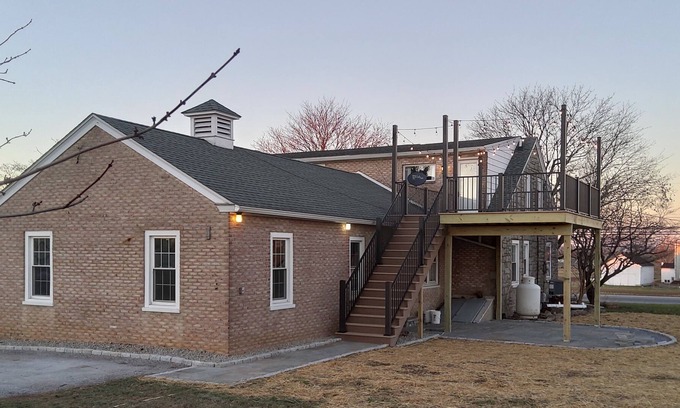 Gordonville Apartment | Cozy Loft w/ outside deck, wicker furniture / minutes to Kitchen Kettle