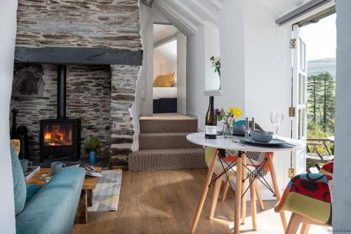 Bryn-crug House | Cozy Log Burner Cottage & On-Site Dog Field