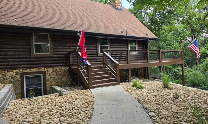Bellevue Cabin | Cozy log cabin, 25 mins to Broadway