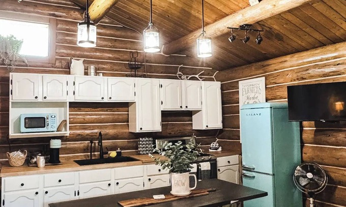Cochrane Cabin | Cozy Log Cabin Getaway with Scenic Mountain