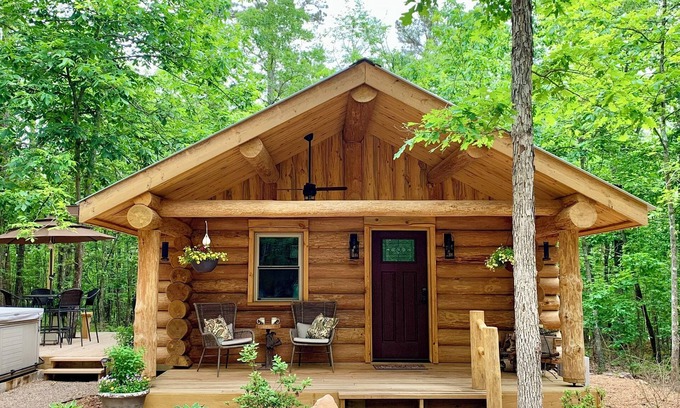Royal Cabin | Cozy LOG CABIN in the woods w/hot tub & deck. Near Lake Ouachita & Hot Springs
