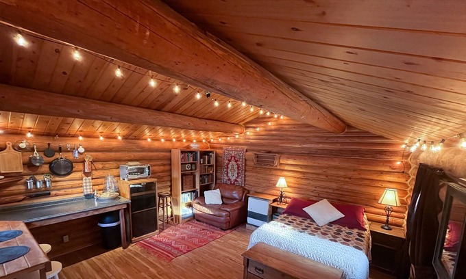 Fairbanks Cabin | Cozy Log Cabin on Historic Dog Sledding Property