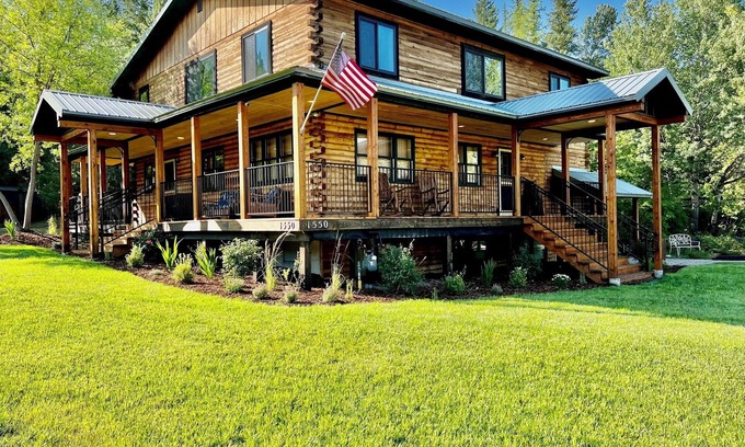 Columbia Falls House | Cozy log home sleeps 14 in beds 5.5 baths near Glacier Park and Whitefish Resort