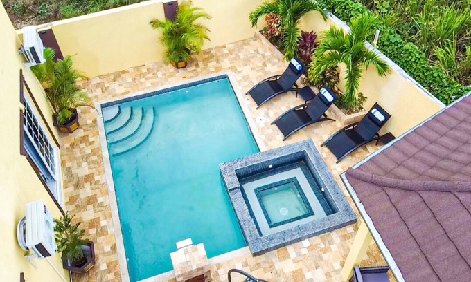 Green Island House | Cozy Luxury Hideaway With Free Wifi,Parking,Swimming Pool&Jacuzzi Near Negril 3b