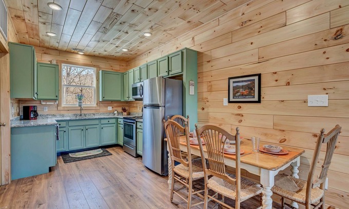 Luray Cabin | Cozy, Luxurious Fox Den in the Shenandoah Valley