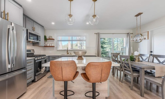 Tahoe Island House | Cozy & Luxury 2 BR SFH, Prof Clean. Book FUN now