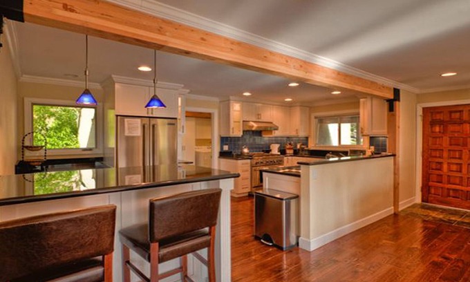 Upper Kingsbury House | Cozy Luxury Cabin Hot Tub, Views, Steam Shower, Trails 5 min to Town & Beaches