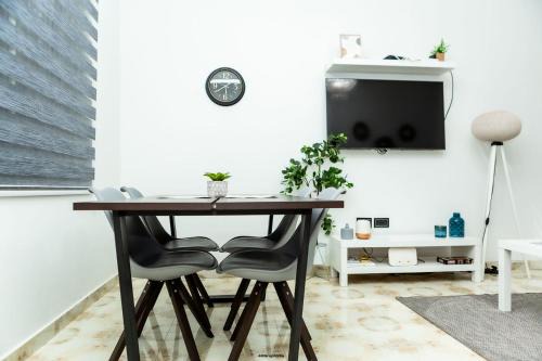 Accra Apartment | Cozy Luxury - East Legon Apt - WiFi, Netflix & AC