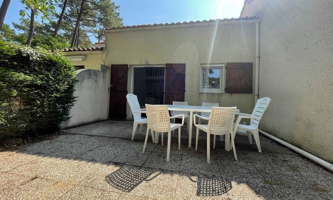 Les Mathes Apartment | Cozy Maisonette Near Town Center & Beach with Terrace, Parking