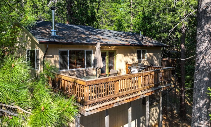 Mi-Wuk Village Cabin | Cozy Mi-Wuk Village Cabin w/Deck!