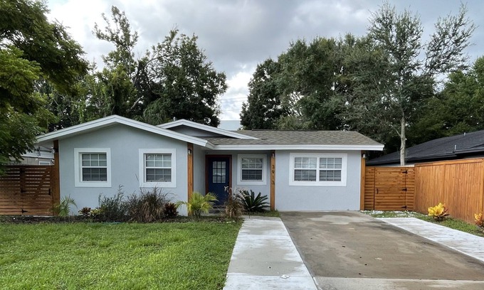 Carver City - Lincoln Gardens House | COZY MIDTOWN HOUSE, 5 min from TPA Airport and Raymond James Stadium!