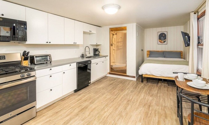 Mount Vernon Apartment | Cozy minimalist studio apartment