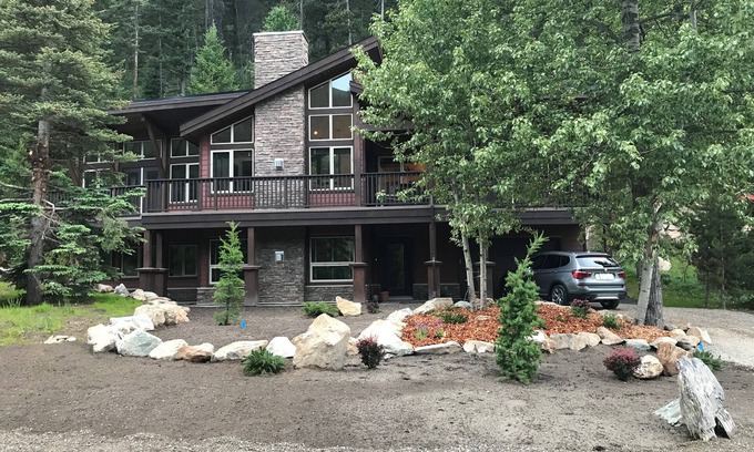 East Kootenay House | Cozy, modern cabin, close to golf course and village amenities.