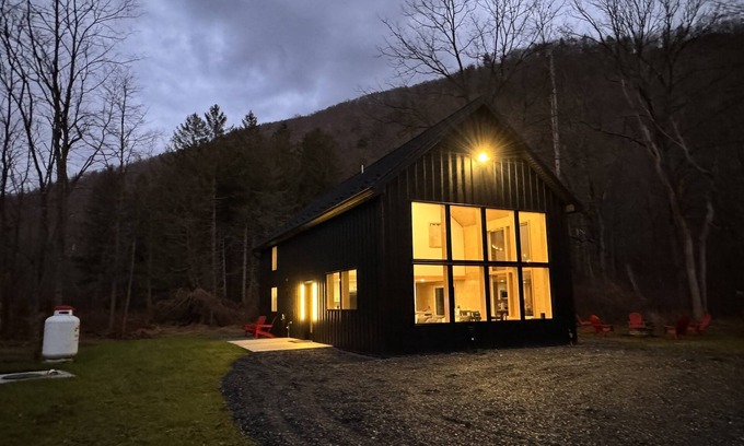 Hyner Cabin | Cozy modern cabin in the woods. 5+ acres. 16 min's to Hyner. 1hr PSU. EV CHARGER