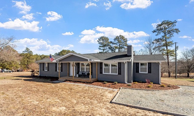 Wake Forest House | Cozy Modern Ranch | King Bed Gig WiFi Firepit – Easy Check In/out -Prof Mgnt