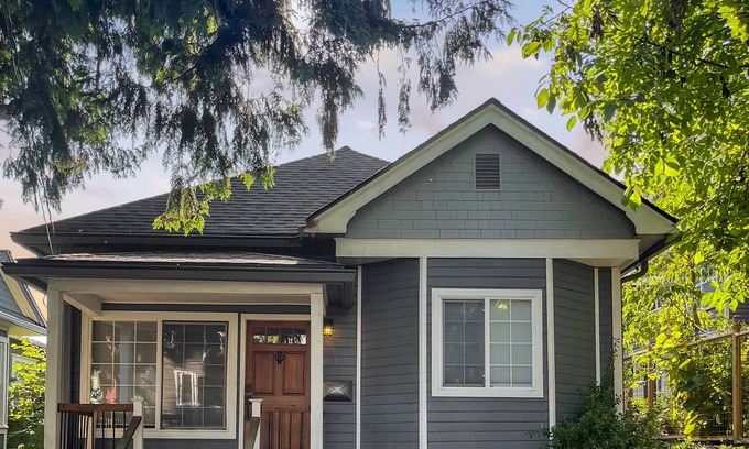 Judkins Park House | Cozy & Modern Seattle 2BR house with backyard and great neighbors!