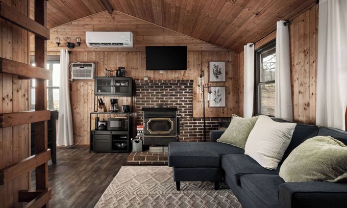 Bentonville Cabin | Cozy Mountain Cabin with Stunning Views, Modern Comforts & Fast WiFi