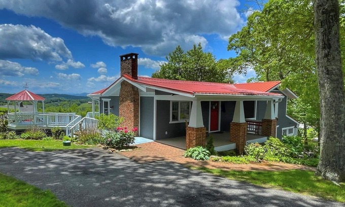 Boone Cottage | Cozy mountain cottage off the Blue Ridge Parkway with Grandfather Mountain views