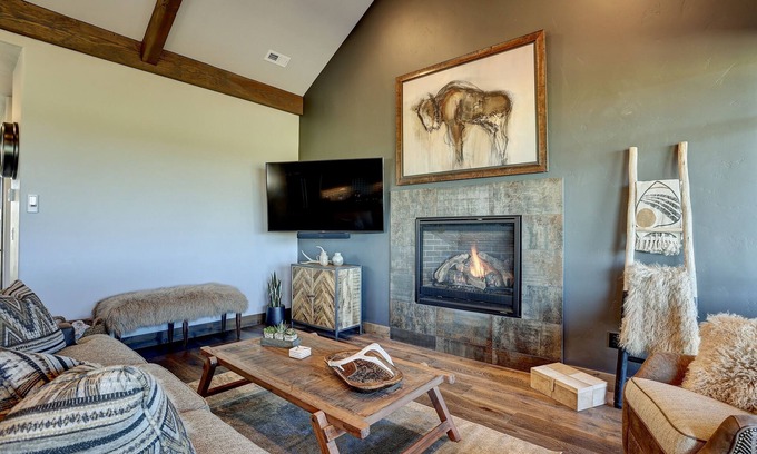 Sisters House | Cozy Mountain Escape Home with Amazing Views! Pool-Hot tub