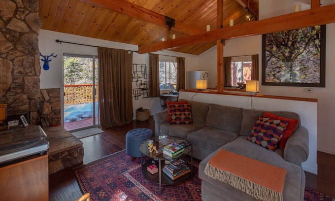 Arrowbear Lake Cabin | Cozy Mountain Getaway in Arrowbear Lake, minutes from ski resorts. Pet-Friendly!