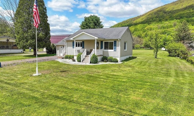 Jamison City House | Cozy Mountain Getaway - Near Rickett’s Glen