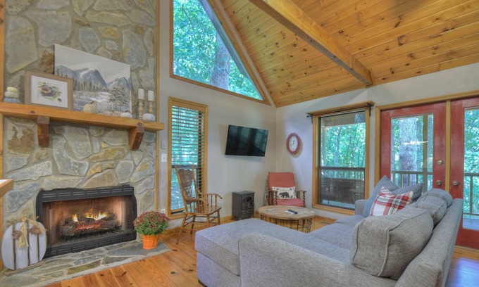 Walnut Mountain House | Cozy Mountain Retreat with Hot Tub, Wifi, and Community Amenities!