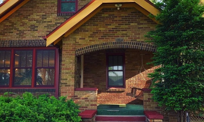 Benson House | Cozy N Clean Brick Bungalow Dundee- Best Porch Swing in the metro!