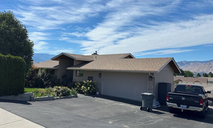 East Wenatchee Apartment | Cozy Neighborhood Retreat. Spacious kitchen. Large 1 bedroom 1 bath suite.