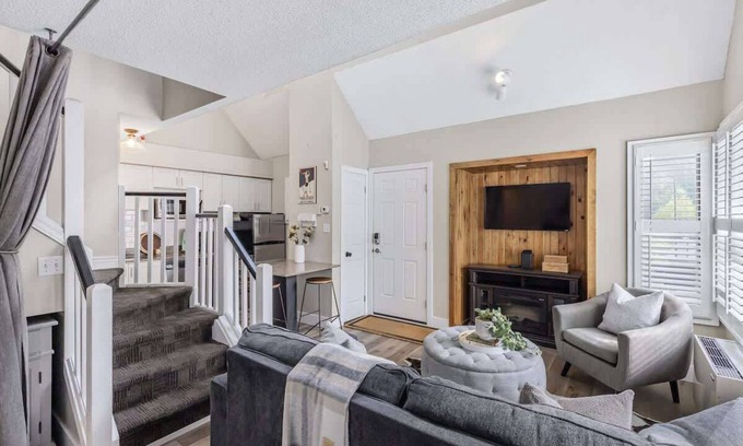 Craigleith Apartment | Cozy Nest - Shuttle to the Village, Pool, Hot Tub