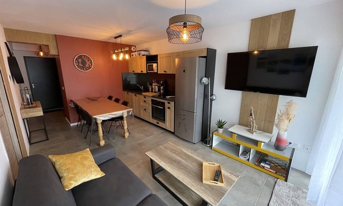 Laveissiere Apartment | Cozy New 2-BR Apartment with Large Balcony, Close to Chairlift