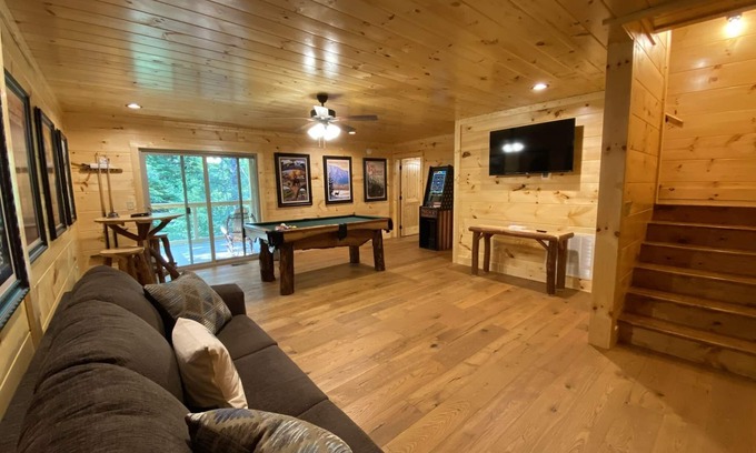 Gatlinburg - Pigeon Forge Cabin | Cozy New Cabin in Gatlinburg-Gameroom/Hottub/Private-1 mile to Rocky Top Sports