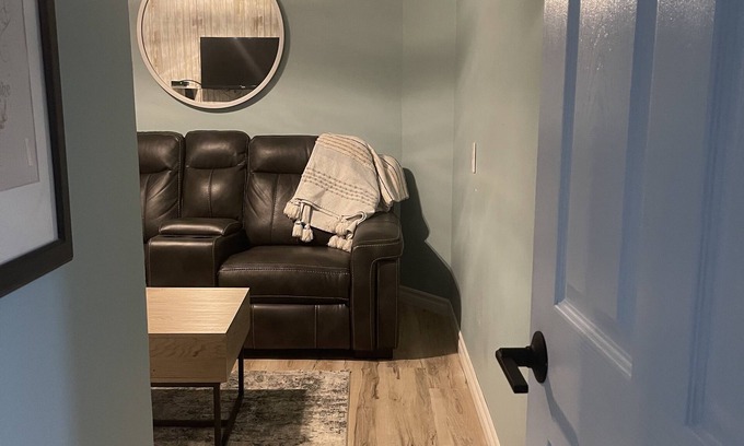 Sarnia House | Cozy new studio - 5 mins from Lake Huron beaches