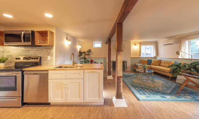 Brighton House | Cozy, Newly Remodeled Apartment near Othello Light Rail Station
