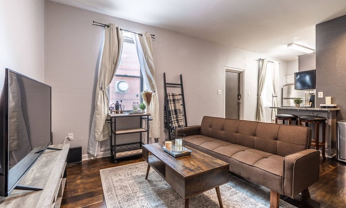 South Side Flats Apartment | ⁂ Cozy Nook off Carson - Free Parking & Private Entry ⁂