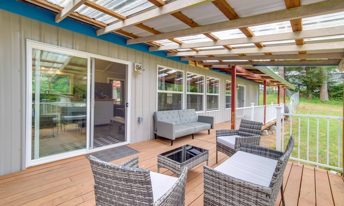 North Bend House | Cozy North Bend Getaway Near Dunes + Ocean!