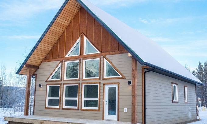 Whitehorse House | ★ Cozy Northern Lights Vacation Home ★ 3BR & 2BA at Eclipse Hot Springs