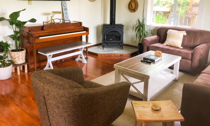 Monroe House | Cozy NW inspired home. Walking distance to parks, food, coffee shops, breweries!
