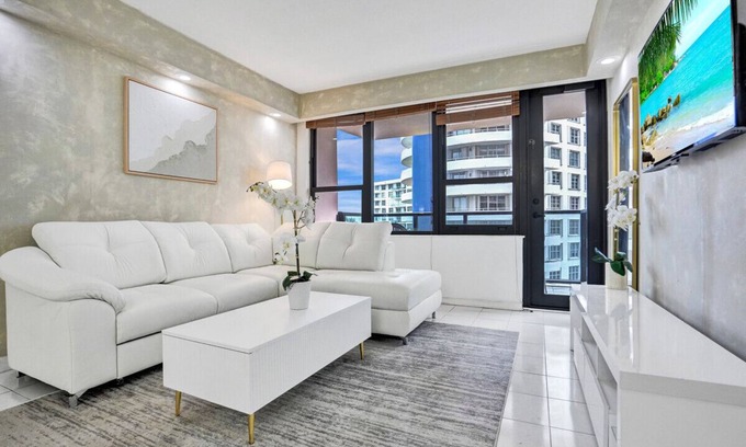 Mid Beach Apartment | Cozy Ocean View Condo Beach Service 607