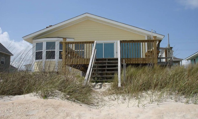 Surf City House | Cozy oceanfront beach house, only a few minutes from downtown & pet friendly