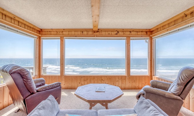 Roads End House | Cozy Oceanfront Cottage w/Stunning View