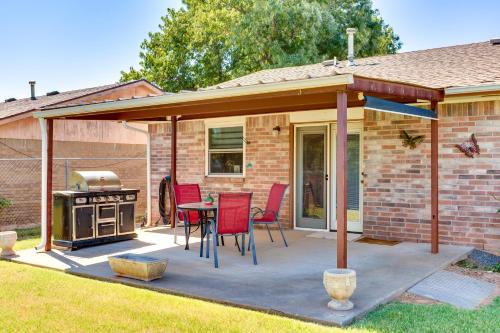 Mustang House | Cozy Oklahoma Retreat with Covered Patio and Gas Grill