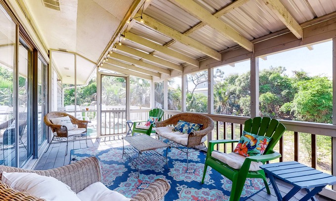 East End House | Cozy Old Florida charmer with a deck, outdoor shower & washer/dryer